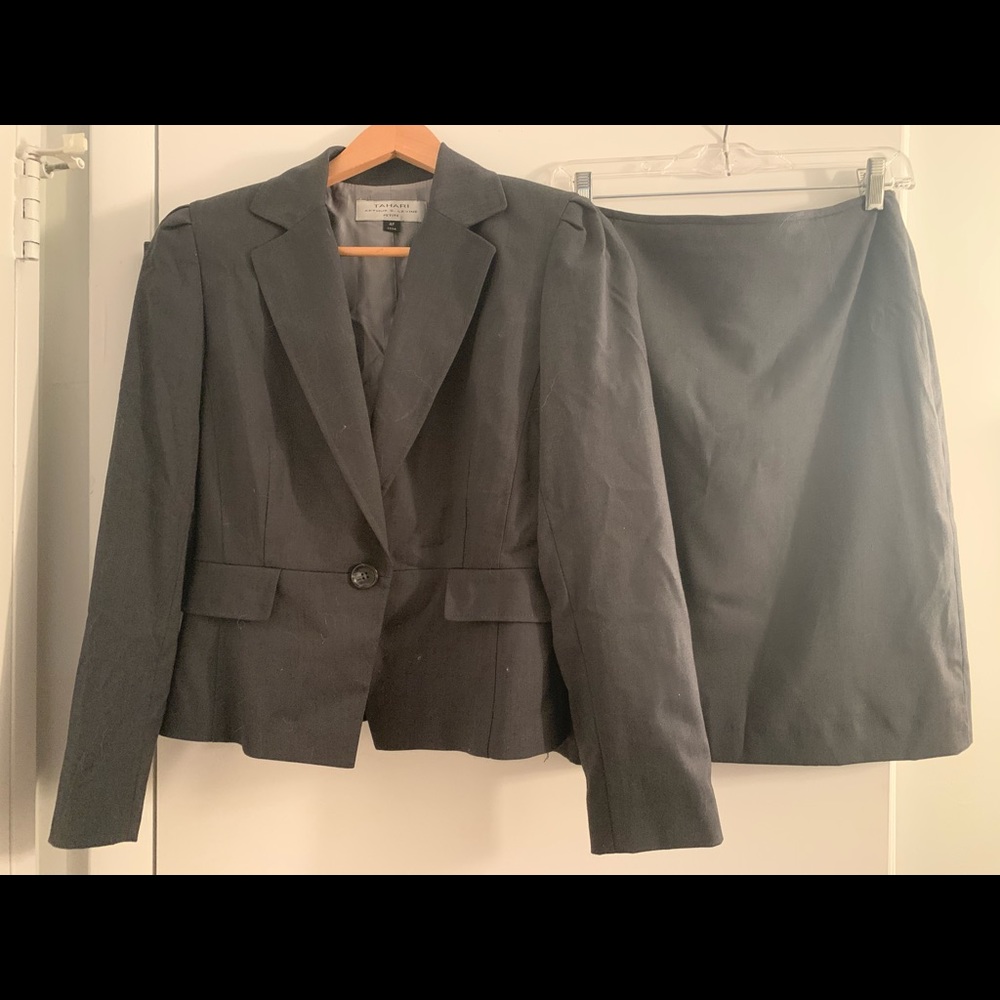 Elie Tahari Women’s Skirt Suit Size 4P
